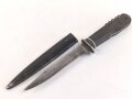 Kampfmesser / Stiefelmesser Wehrmacht. Seltene Ausführung mit Werkzeugen im Griff. Stark getragen, die Klinge stark beschliffen, Scheide originallack