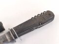 Kampfmesser / Stiefelmesser Wehrmacht. Seltene Ausführung mit Werkzeugen im Griff. Stark getragen, die Klinge stark beschliffen, Scheide originallack