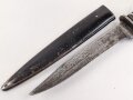 Kampfmesser / Stiefelmesser Wehrmacht. Seltene Ausführung mit Werkzeugen im Griff. Stark getragen, die Klinge stark beschliffen, Scheide originallack
