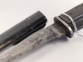 Kampfmesser / Stiefelmesser Wehrmacht. Seltene Ausführung mit Werkzeugen im Griff. Stark getragen, die Klinge stark beschliffen, Scheide originallack