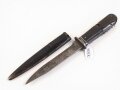 Kampfmesser / Stiefelmesser Wehrmacht. Seltene Ausführung mit Werkzeugen im Griff. Stark getragen, die Klinge stark beschliffen, Scheide originallack