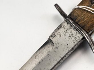 Kampfmesser / Stiefelmesser Luftwaffe. Minimal fleckige Klinge mit Luftwaffenabnahme, Scheide Originallack