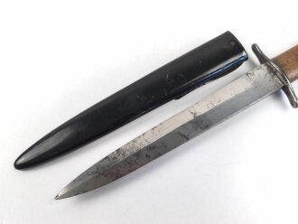 Kampfmesser / Stiefelmesser Luftwaffe. Minimal fleckige Klinge mit Luftwaffenabnahme, Scheide Originallack