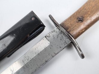 Kampfmesser / Stiefelmesser Luftwaffe. Minimal fleckige Klinge mit Luftwaffenabnahme, Scheide Originallack