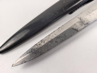 Kampfmesser / Stiefelmesser Luftwaffe. Minimal fleckige Klinge mit Luftwaffenabnahme, Scheide Originallack