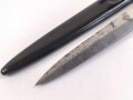 Kampfmesser / Stiefelmesser Luftwaffe. Minimal fleckige Klinge mit Luftwaffenabnahme, Scheide Originallack