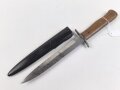 Kampfmesser / Stiefelmesser Luftwaffe. Minimal fleckige Klinge mit Luftwaffenabnahme, Scheide Originallack