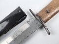 Kampfmesser / Stiefelmesser Luftwaffe. Minimal fleckige Klinge mit Luftwaffenabnahme, Scheide Originallack