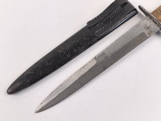 Kampfmesser / Stiefelmesser Luftwaffe. Minimal fleckige Klinge mit Luftwaffenabnahme, Scheide Originallack