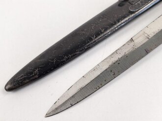 Kampfmesser / Stiefelmesser Luftwaffe. Minimal fleckige Klinge mit Luftwaffenabnahme, Scheide Originallack