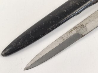 Kampfmesser / Stiefelmesser Luftwaffe. Minimal fleckige Klinge mit Luftwaffenabnahme, Scheide Originallack