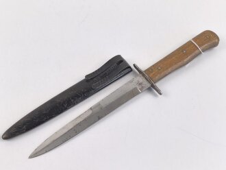 Kampfmesser / Stiefelmesser Luftwaffe. Minimal fleckige Klinge mit Luftwaffenabnahme, Scheide Originallack