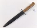 Kampfmesser / Stiefelmesser Luftwaffe. Minimal fleckige Klinge mit Luftwaffenabnahme, Scheide Originallack