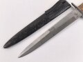 Kampfmesser / Stiefelmesser Luftwaffe. Minimal fleckige Klinge mit Luftwaffenabnahme, Scheide Originallack