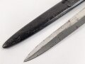 Kampfmesser / Stiefelmesser Luftwaffe. Minimal fleckige Klinge mit Luftwaffenabnahme, Scheide Originallack