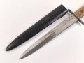Kampfmesser / Stiefelmesser Luftwaffe. Minimal fleckige Klinge mit Luftwaffenabnahme, Scheide Originallack