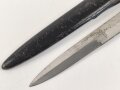 Kampfmesser / Stiefelmesser Luftwaffe. Minimal fleckige Klinge mit Luftwaffenabnahme, Scheide Originallack