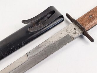 Kampfmesser / Stiefelmesser Luftwaffe. Leicht beschliffene Klinge mit Hersteller ? " W", Scheide Originallack
