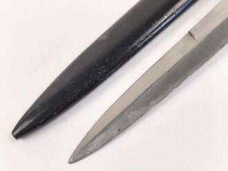 Kampfmesser / Stiefelmesser Luftwaffe. Leicht beschliffene Klinge mit Hersteller ? " W", Scheide Originallack