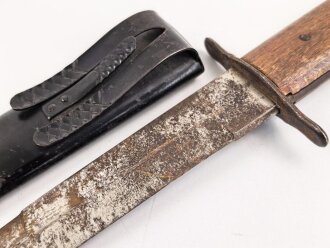 Kampfmesser / Stiefelmesser Luftwaffe. Leicht schartige Klinge mit Hersteller ? " W", Scheide Originallack