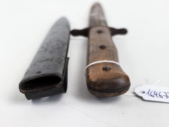 Kampfmesser / Stiefelmesser Luftwaffe. Leicht schartige Klinge mit Hersteller ? " W", Scheide Originallack