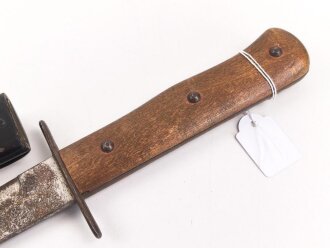 Kampfmesser / Stiefelmesser Luftwaffe. Leicht schartige Klinge mit Hersteller ? " W", Scheide Originallack