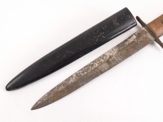 Kampfmesser / Stiefelmesser Luftwaffe. Leicht schartige Klinge mit Hersteller ? " W", Scheide Originallack