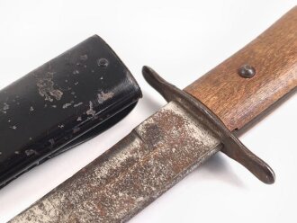 Kampfmesser / Stiefelmesser Luftwaffe. Leicht schartige Klinge mit Hersteller ? " W", Scheide Originallack