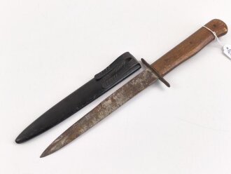 Kampfmesser / Stiefelmesser Luftwaffe. Leicht schartige Klinge mit Hersteller ? " W", Scheide Originallack