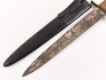 Kampfmesser / Stiefelmesser Luftwaffe. Leicht schartige Klinge mit Hersteller ? " W", Scheide Originallack