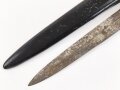 Kampfmesser / Stiefelmesser Luftwaffe. Leicht schartige Klinge mit Hersteller ? " W", Scheide Originallack