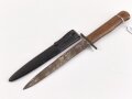 Kampfmesser / Stiefelmesser Luftwaffe. Leicht schartige Klinge mit Hersteller ? " W", Scheide Originallack