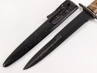 Kampfmesser / Stiefelmesser Luftwaffe. Leicht beschliffen und gedunkelte Klinge mit Hersteller ? " S", Scheide Originallack