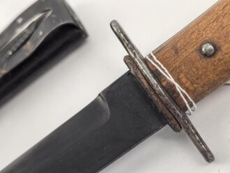 Kampfmesser / Stiefelmesser Luftwaffe. Leicht beschliffen und gedunkelte Klinge mit Hersteller ? " S", Scheide Originallack