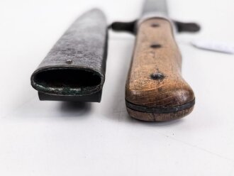 Kampfmesser / Stiefelmesser Luftwaffe. Leicht beschliffen und gedunkelte Klinge mit Hersteller ? " S", Scheide Originallack