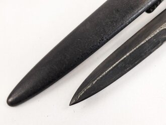 Kampfmesser / Stiefelmesser Luftwaffe. Leicht beschliffen und gedunkelte Klinge mit Hersteller ? " S", Scheide Originallack