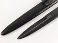 Kampfmesser / Stiefelmesser Luftwaffe. Leicht beschliffen und gedunkelte Klinge mit Hersteller ? " S", Scheide Originallack