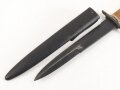 Kampfmesser / Stiefelmesser Luftwaffe. Leicht beschliffen und gedunkelte Klinge mit Hersteller ? " S", Scheide Originallack