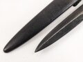 Kampfmesser / Stiefelmesser Luftwaffe. Leicht beschliffen und gedunkelte Klinge mit Hersteller ? " S", Scheide Originallack