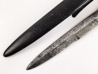 Kampfmesser / Stiefelmesser Luftwaffe. Leicht beschliffene Klinge mit Hersteller ? " W", Scheide Originallack