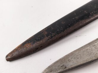 1.Weltkrieg, Grabendolch für Offiziere. Klinge beschliffen, Hirschhorngriffschalen, der Verschlussriemen neuzeitlich ersetzt. Ungereinigtes Stück. Hersteller WKC