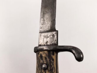 1.Weltkrieg, Grabendolch für Offiziere. Klinge beschliffen, Hirschhorngriffschalen, der Verschlussriemen neuzeitlich ersetzt. Ungereinigtes Stück. Hersteller WKC