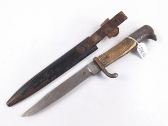 1.Weltkrieg, Grabendolch für Offiziere. Klinge beschliffen, Hirschhorngriffschalen, der Verschlussriemen neuzeitlich ersetzt. Ungereinigtes Stück. Hersteller WKC
