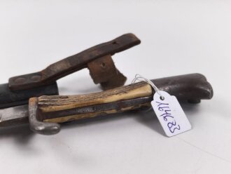 1.Weltkrieg, Grabendolch für Offiziere. Klinge beschliffen, Hirschhorngriffschalen, der Verschlussriemen neuzeitlich ersetzt. Ungereinigtes Stück. Hersteller WKC
