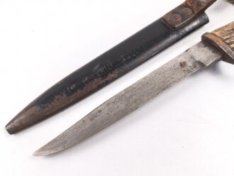 1.Weltkrieg, Grabendolch für Offiziere. Klinge beschliffen, Hirschhorngriffschalen, der Verschlussriemen neuzeitlich ersetzt. Ungereinigtes Stück. Hersteller WKC