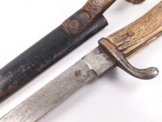 1.Weltkrieg, Grabendolch für Offiziere. Klinge beschliffen, Hirschhorngriffschalen, der Verschlussriemen neuzeitlich ersetzt. Ungereinigtes Stück. Hersteller WKC