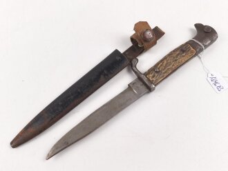 1.Weltkrieg, Grabendolch für Offiziere. Klinge beschliffen, Hirschhorngriffschalen, der Verschlussriemen neuzeitlich ersetzt. Ungereinigtes Stück. Hersteller WKC