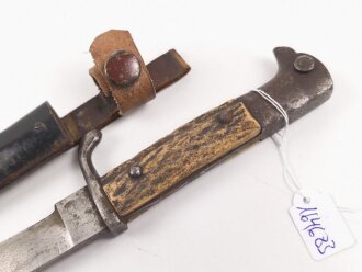 1.Weltkrieg, Grabendolch für Offiziere. Klinge beschliffen, Hirschhorngriffschalen, der Verschlussriemen neuzeitlich ersetzt. Ungereinigtes Stück. Hersteller WKC