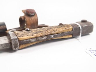 1.Weltkrieg, Grabendolch für Offiziere. Klinge beschliffen, Hirschhorngriffschalen, der Verschlussriemen neuzeitlich ersetzt. Ungereinigtes Stück. Hersteller WKC