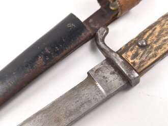 1.Weltkrieg, Grabendolch für Offiziere. Klinge beschliffen, Hirschhorngriffschalen, der Verschlussriemen neuzeitlich ersetzt. Ungereinigtes Stück. Hersteller WKC